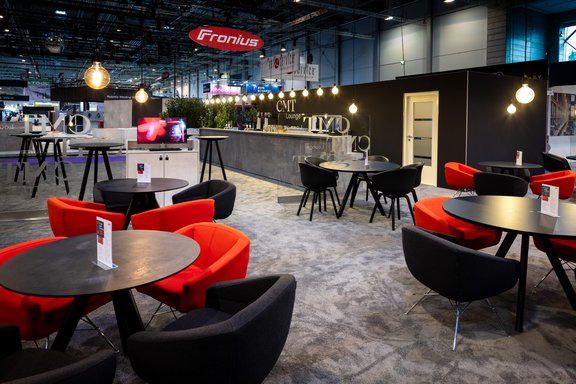 Messestand von Fronius International, umgesetzt von Holtmann+, in einer Messehalle in Essen 2025 auf der Messe Schweißen und Schneiden.