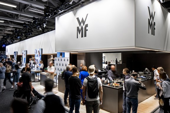 Messestand von WMF GmbH, umgesetzt von Holtmann+, in einer Messehalle in Berlin 2019 auf der Messe IFA.