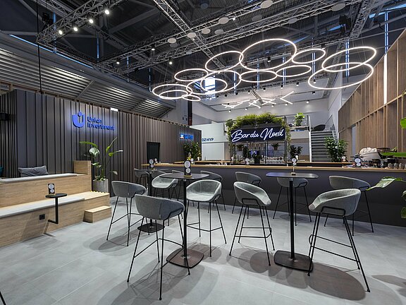Messestand von DZ HYP und Union Investment, umgesetzt von Holtmann+, in einer Messehalle in München 2023 auf der Messe Expo Real.