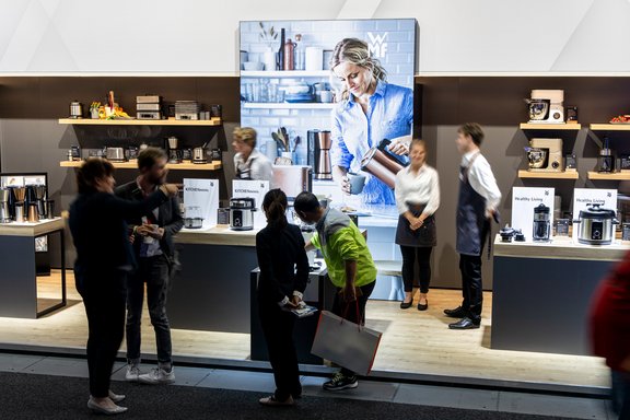 Messestand von WMF GmbH, umgesetzt von Holtmann+, in einer Messehalle in Berlin 2019 auf der Messe IFA.