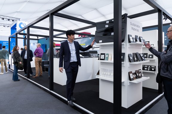 Teilprojekte von Wolfsburg AG,  umgesetzt von Holtmann+, in einer Messehalle in Wolfsburg 2024 auf der Messe IZB