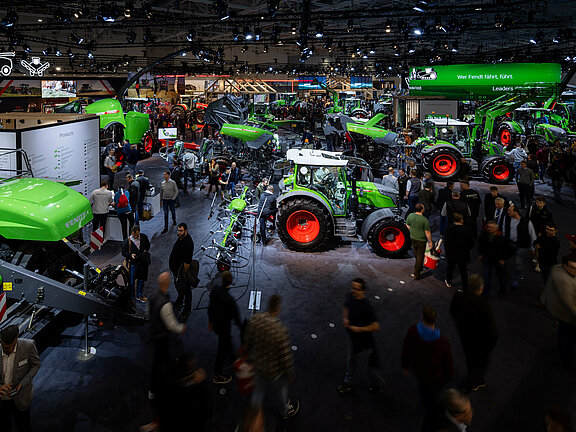 Messestand von AGCO International GmbH, umgesetzt von Holtmann+, in einer Messehalle in Hannover 2023 auf der Messe Agritechnica.