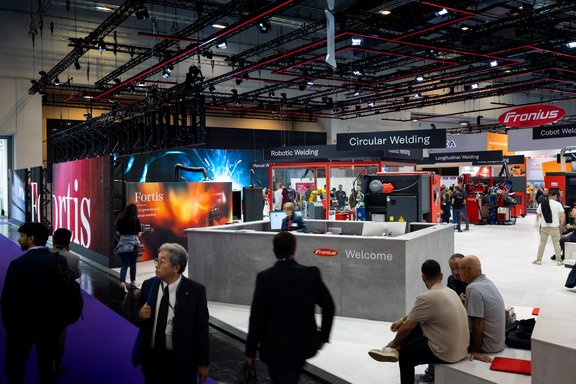 Messestand von Fronius International, umgesetzt von Holtmann+, in einer Messehalle in Essen 2025 auf der Messe Schweißen und Schneiden.