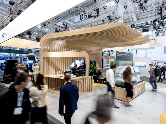 Messestand von MOIA GmbH, umgesetzt von Holtmann+, in einer Messehalle in Hamburg 2021 auf dem ITS World Congress.