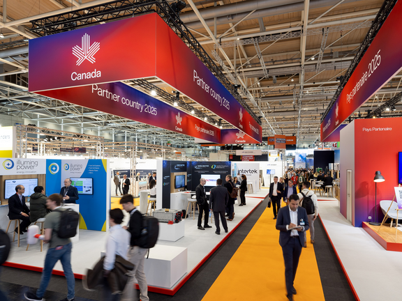 Messestand von Next Generation Manufacturing Canada, umgesetzt von Holtmann+, in einer Messehalle in Hannover 2025 auf der Hannover Messe.