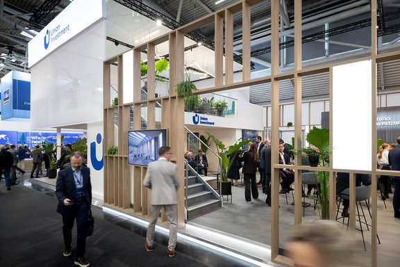 Messestand von DZ HYP und Union Investment, umgesetzt von Holtmann+, in einer Messehalle in München 2026 auf der Messe Expo Real.