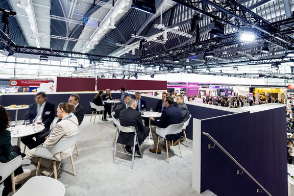 Messestand von Heubach, umgesetzt von Holtmann+, in einer Messehalle in Nürnberg 2023 auf der Messe ECS.