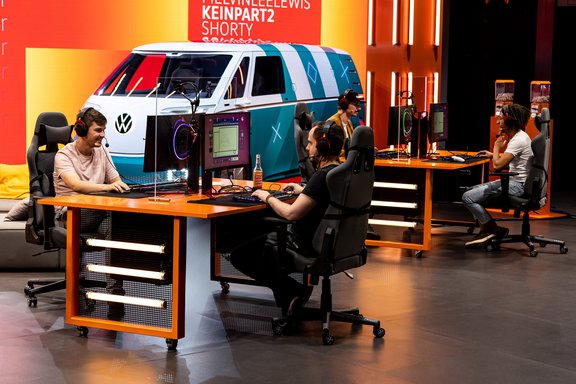 Talksituation während Event im Rahmen der GamesCom für Volkswagen Nutzfahrzeuge, umgesetzt mit der Unterstützung von Holtmann+, in Langenhagen 2021.