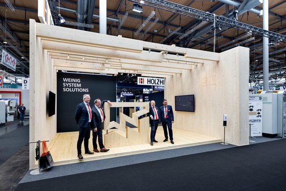 Messestand von Michael Weinig, umgesetzt von Holtmann+, in einer Messehalle in Hannover 2023 auf der Messe LIGNA.