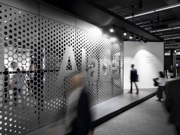 Messestand von Alapé GmbH, umgesetzt von Holtmann+, in einer Messehalle in Frankfurt 2019 auf der Messe ISH.