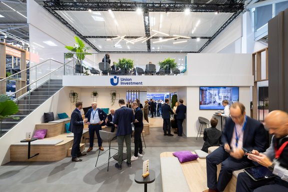 Messestand von DZ HYP und Union Investment, umgesetzt von Holtmann+, in einer Messehalle in München 2026 auf der Messe Expo Real.