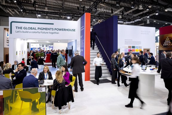 Messestand von Heubach, umgesetzt von Holtmann+, in einer Messehalle in Nürnberg 2023 auf der Messe ECS.