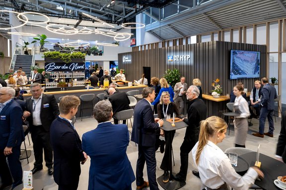 Messestand von DZ HYP und Union Investment, umgesetzt von Holtmann+, in einer Messehalle in München 2026 auf der Messe Expo Real.
