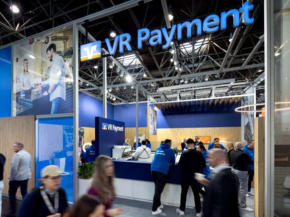 Messestand von VR Payment, umgesetzt von Holtmann+, in einer Messehalle in Düsseldorf 2025 auf der Messe EuroCIS.