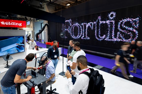 Messestand von Fronius International, umgesetzt von Holtmann+, in einer Messehalle in Essen 2025 auf der Messe Schweißen und Schneiden.
