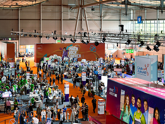 Flaggen vor dem Eingang der IdeenExpo, umgesetzt mit der Unterstützung von Holtmann+, in Hannover 2024.