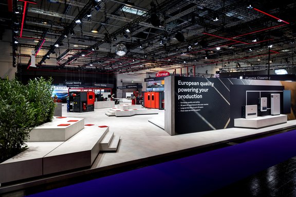 Messestand von Fronius International, umgesetzt von Holtmann+, in einer Messehalle in Essen 2025 auf der Messe Schweißen und Schneiden.