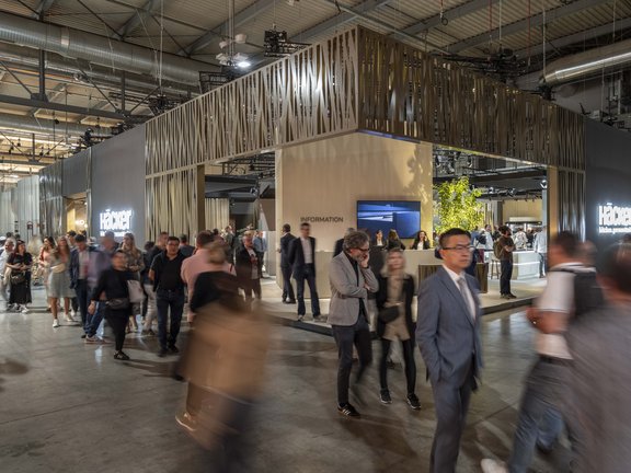 Messestand von Häcker Küchen GmbH & Co. KG, umgesetzt von Holtmann+, in einer Messehalle in Mailand 2024 auf der Messe EuroCucina.