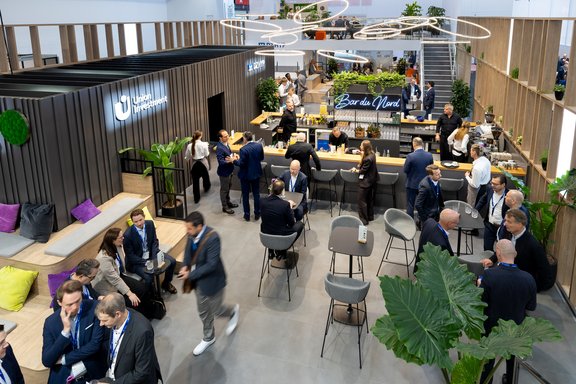 Messestand von DZ HYP und Union Investment, umgesetzt von Holtmann+, in einer Messehalle in München 2026 auf der Messe Expo Real.