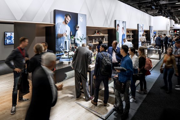 Messestand von WMF GmbH, umgesetzt von Holtmann+, in einer Messehalle in Berlin 2019 auf der Messe IFA.