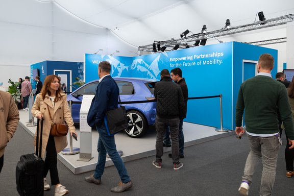 Teilprojekte von Wolfsburg AG,  umgesetzt von Holtmann+, in einer Messehalle in Wolfsburg 2024 auf der Messe IZB