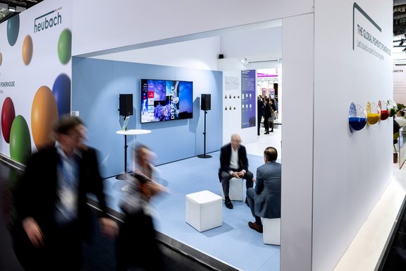 Messestand von Heubach, umgesetzt von Holtmann+, in einer Messehalle in Nürnberg 2023 auf der Messe ECS.