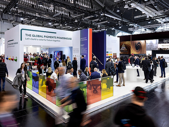 Messestand von Heubach, umgesetzt von Holtmann+, in einer Messehalle in Nürnberg 2023 auf der Messe ECS.