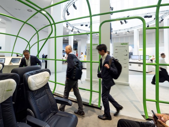 Messestand von WAGO GmbH, umgesetzt von Holtmann+, in einer Messehalle in Berlin 2024 auf der Messe Innotrans.