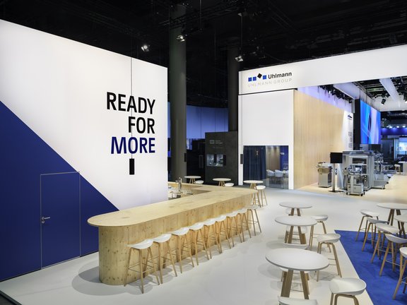 Messestand von Uhlmann Pac-Systeme GmbH & Co. KG & Co. KG, umgesetzt von Holtmann+, in einer Messehalle in Frankfurt am Main 2024 auf der Messe Achema.