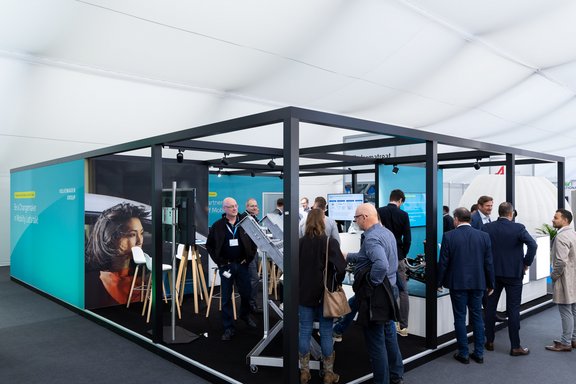 Teilprojekte von Wolfsburg AG,  umgesetzt von Holtmann+, in einer Messehalle in Wolfsburg 2024 auf der Messe IZB