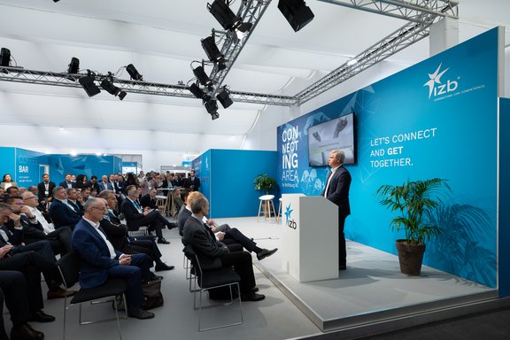 Teilprojekte von Wolfsburg AG, umgesetzt von Holtmann+, in einer Messehalle in Wolfsburg 2024 auf der Messe IZB