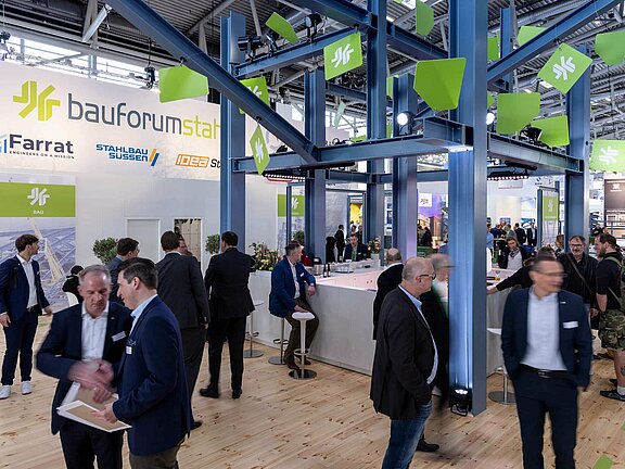 Messestand von Bauforumstahl, umgesetzt von Holtmann+, in einer Messehalle in München 2023 auf der Messe BAU.