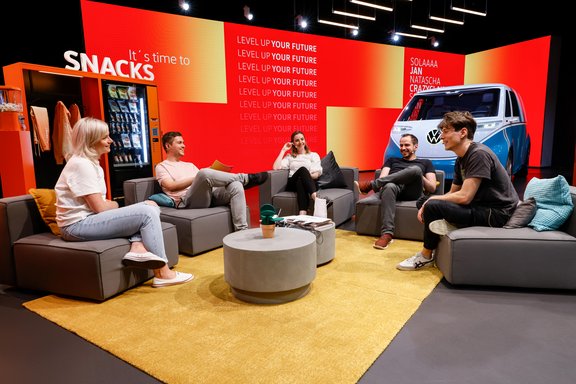 Talksituation während Event im Rahmen der GamesCom für Volkswagen Nutzfahrzeuge, umgesetzt mit der Unterstützung von Holtmann+, in Langenhagen 2021.