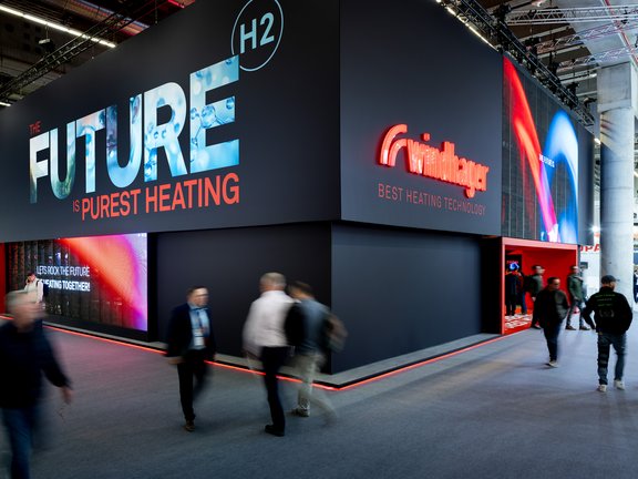 Messestand von Windhager Zentralheizung umgesetzt von Holtmann+, in einer Messehalle in Hannover 2025 auf der Messe ISH.