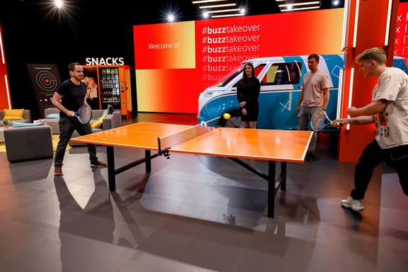 Menschen spielen Tischtennis bei Event im Rahmen der GamesCom für Volkswagen Nutzfahrzeuge, umgesetzt mit der Unterstützung von Holtmann+, in Langenhagen 2021.