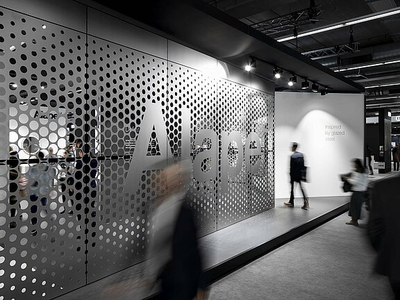 Messestand von Alapé GmbH, umgesetzt von Holtmann+, in einer Messehalle in Frankfurt 2019 auf der Messe ISH.