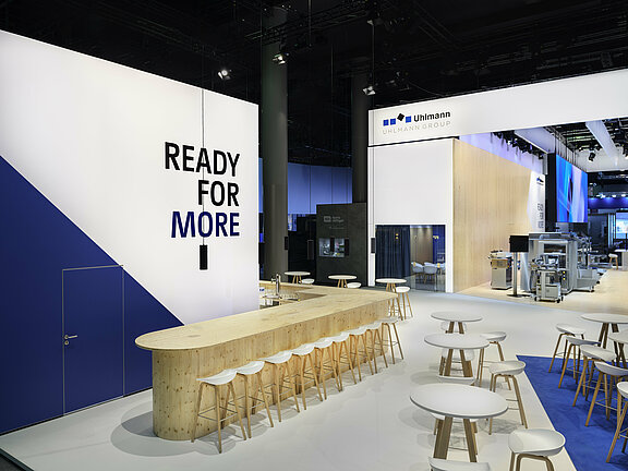 Messestand von Uhlmann Pac-Systeme GmbH & Co. KG & Co. KG, umgesetzt von Holtmann+, in einer Messehalle in Frankfurt am Main 2024 auf der Messe Achema.