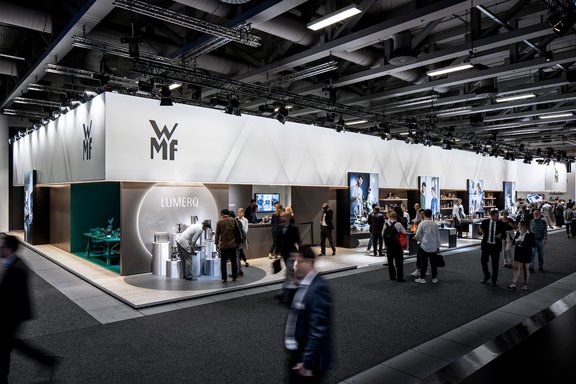 Messestand von WMF GmbH, umgesetzt von Holtmann+, in einer Messehalle in Berlin 2019 auf der Messe IFA.
