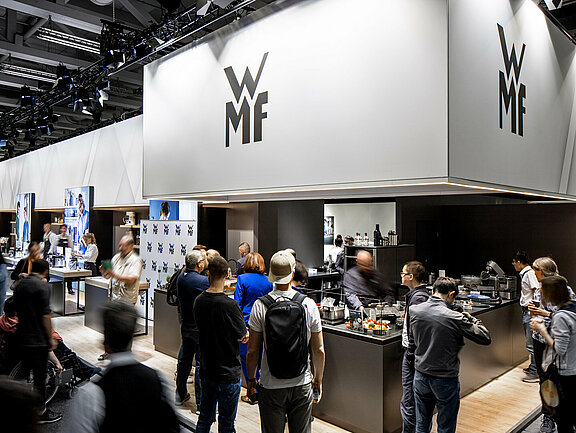 Messestand von WMF GmbH, umgesetzt von Holtmann+, in einer Messehalle in Berlin 2019 auf der Messe IFA.