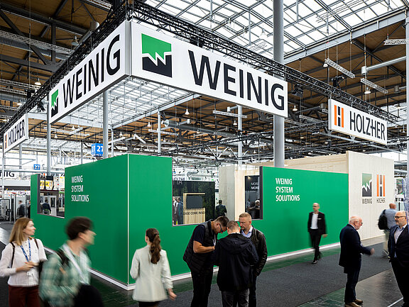 Messestand von Michael Weinig, umgesetzt von Holtmann+, in einer Messehalle in Hannover 2023 auf der Messe LIGNA.