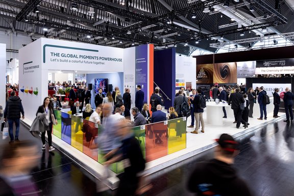 Messestand von Heubach, umgesetzt von Holtmann+, in einer Messehalle in Nürnberg 2023 auf der Messe ECS.