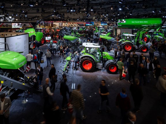 Messestand von AGCO International GmbH, umgesetzt von Holtmann+, in einer Messehalle in Hannover 2023 auf der Messe Agritechnica.