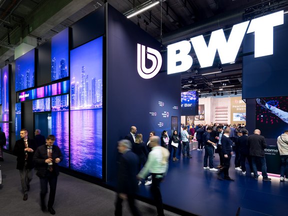 Messestand von BWT AG, umgesetzt von Holtmann+, in einer Messehalle in Frankfurt 2025 auf der Messe ISH.