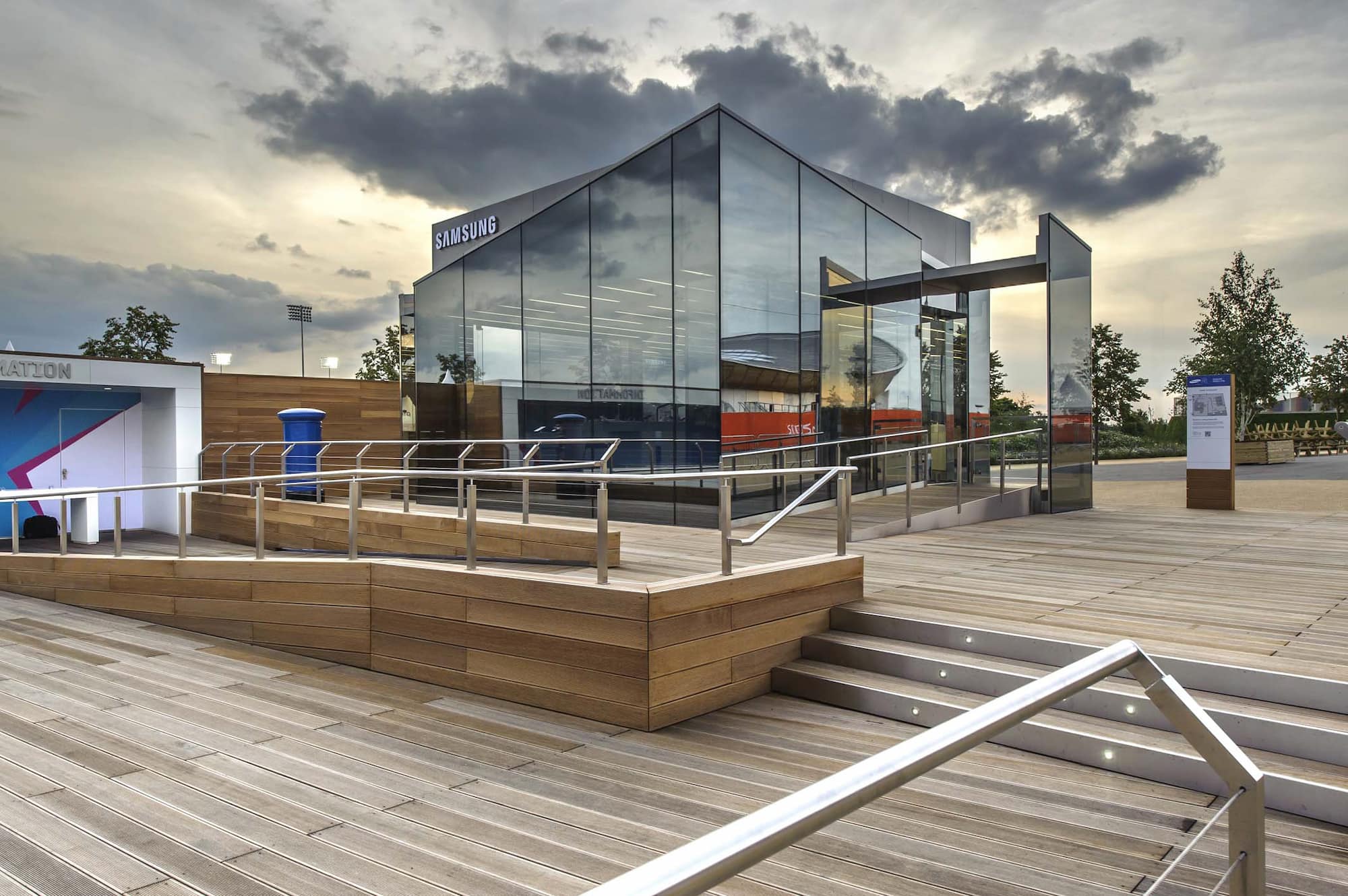 Ausbau eines Mobilen Pavillons im Rahmen der Olympischen Spiele für Samsung Electronics umgesetzt mit der Unterstützung von Holtmann+, in London, Moskau, Singapur, St. Petersburg 2012.